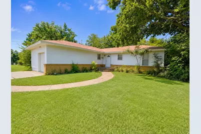 806 Sessions Street, Bowie, TX 76230 - Photo 2