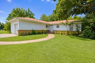 806 Sessions St, Bowie, TX 76230 - Photo 2