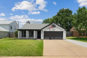 1220 Oxford Ln, Grapevine, TX 76051 - Photo 2
