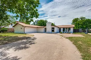 908 Raintree Rd, Fort Worth, TX 76103 - Photo 2