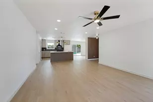 908 Raintree Rd, Fort Worth, TX 76103 - Photo 6