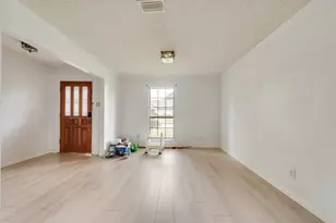 2623 Fallcreek Dr, Carrollton, TX 75006 - Photo 4