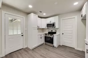 922 NE 33rd St, Grand Prairie, TX 75050 - Photo 8
