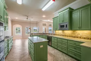 2009 Canaveral Ct, Granbury, TX 76048 - Photo 10