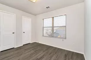 5516 Eagle Point Dr, Fort Worth, TX 76119 - Photo 8