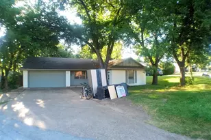 522 4th St, Grand Prairie, TX 75050 - Photo 2