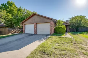 6725 Glenbrook Ln, Fort Worth, TX 76133 - Photo 2