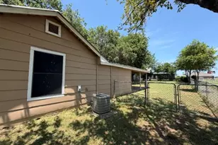 105 2nd St, Valley View, TX 76272 - Photo 2