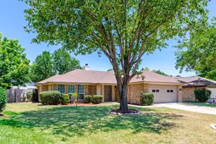 2506 McKensie Ln, Grand Prairie, TX 75052 - Photo 2