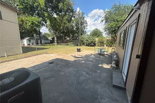 910 NE 31st, Grand Prairie, TX 75050 - Photo 38
