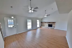 2646 Winslow Dr, Grand Prairie, TX 75052 - Photo 2