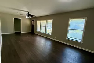 215 W Tennie St, Gainesville, TX 76240 - Photo 4
