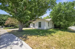 1662 Birch St, Grand Prairie, TX 75050 - Photo 2