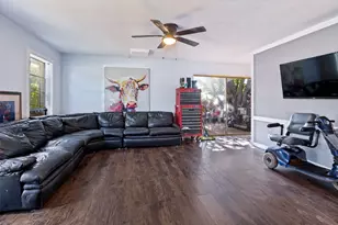 422 N Holiday Dr, Grand Prairie, TX 75052 - Photo 8