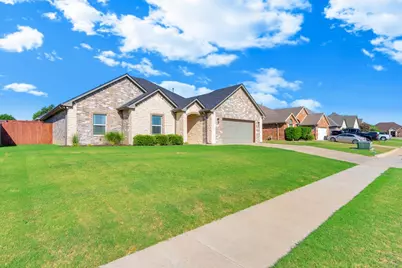 808 Chestnut Grove Drive, Cleburne, TX 76033 - Photo 2