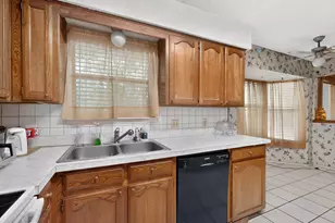 6403 Running Creek Dr, Arlington, TX 76001 - Photo 6