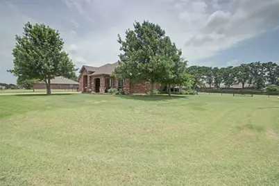 108 Champions Way, Azle, TX 76020 - Photo 2