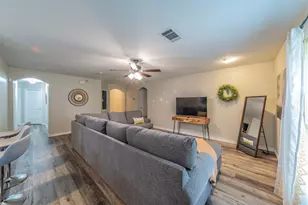 421 Oxford St, Burleson, TX 76028 - Photo 4