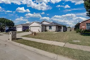 2612 Diver Ct, Fort Worth, TX 76119 - Photo 2
