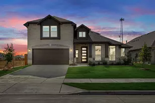 204 Sweetwater Dr, Commerce, TX 75428 - Photo 2