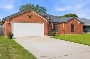 1020 Hannah St, Burleson, TX 76028 - Photo 2