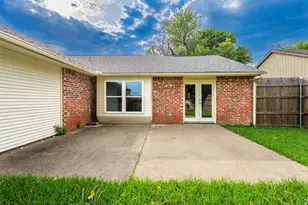 128 Kingsbridge Dr, Garland, TX 75040 - Photo 2