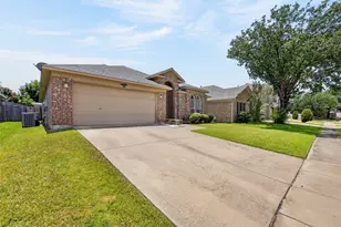 1025 Highland Station Dr, Saginaw, TX 76131 - Photo 4