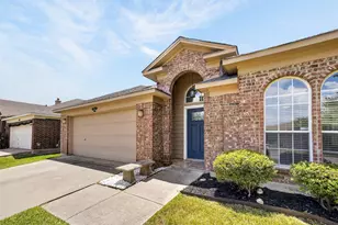 1025 Highland Station Dr, Saginaw, TX 76131 - Photo 2