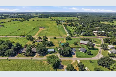 538 W Hughes Street, Collinsville, TX 76233 - Photo 2