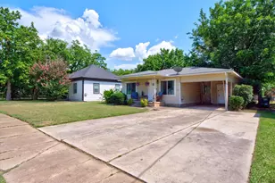 626 E South St, Whitesboro, TX 76273 - Photo 2