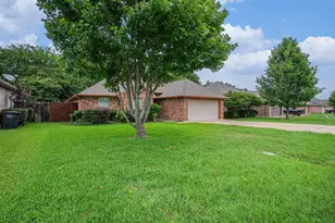 1307 Hyde Park Blvd, Cleburne, TX 76033 - Photo 2