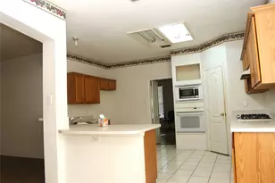 4710 Lincolnshire Dr, Grand Prairie, TX 75052 - Photo 6