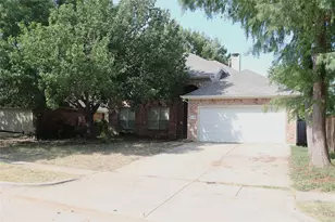 4710 Lincolnshire Dr, Grand Prairie, TX 75052 - Photo 2
