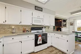 906 Clearview St, Krum, TX 76249 - Photo 8