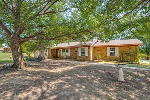 906 Clearview St, Krum, TX 76249 - Photo 2