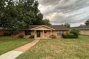 830 Windsor Pl, Grand Prairie, TX 75051 - Photo 1