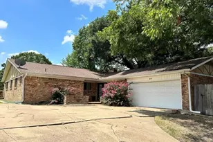 830 Windsor Pl, Grand Prairie, TX 75051 - Photo 2