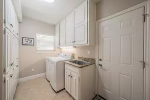 1406 Riverview Dr, Arlington, TX 76012 - Photo 10