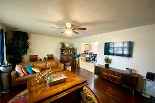 514 NE 4th St, Grand Prairie, TX 75050 - Photo 2