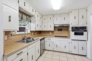 7713 Briarridge Ct, North Richland Hills, TX 76182 - Photo 10