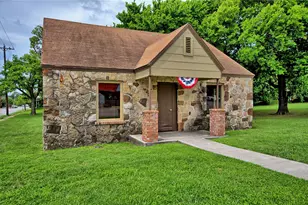 408 S Broad St, Saint Jo, TX 76265 - Photo 2