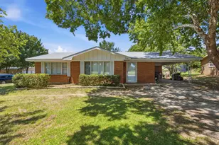 714 Decatur St, Bowie, TX 76230 - Photo 1