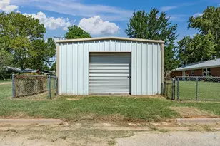 714 Decatur St, Bowie, TX 76230 - Photo 6