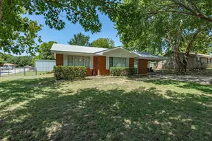 714 Decatur St, Bowie, TX 76230 - Photo 14