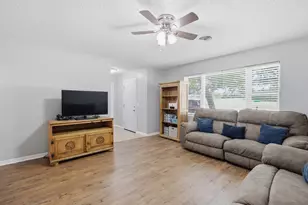 714 Decatur St, Bowie, TX 76230 - Photo 4
