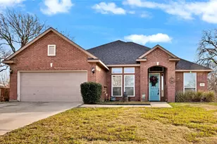403 Lochwood Cir, Lake Dallas, TX 75065 - Photo 2