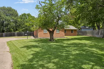1034 8th Street, Grand Prairie, TX 75050 - Photo 2