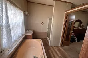 304 S Lafayette St, Campbell, TX 75422 - Photo 16