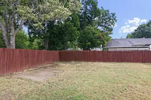 611 Cherry St, Bowie, TX 76230 - Photo 34