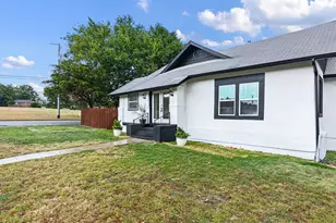 611 Cherry St, Bowie, TX 76230 - Photo 32